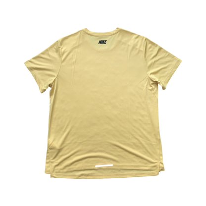 NIKE MILER GRAPHIC T-SHIRT - YELLOW