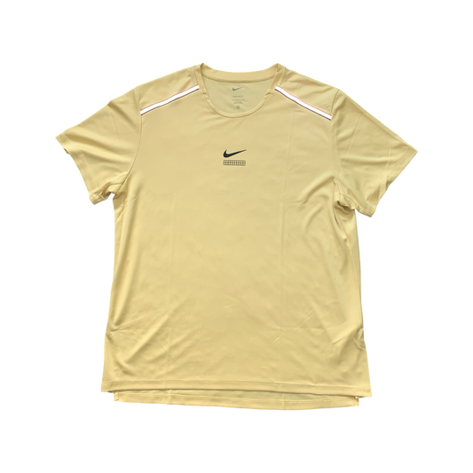 NIKE MILER GRAPHIC T-SHIRT - YELLOW