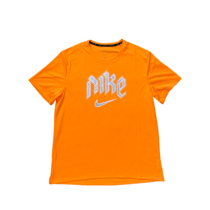 NIKE RUN DIVISION MILER GRAPHIC T-SHIRT - ORANGE