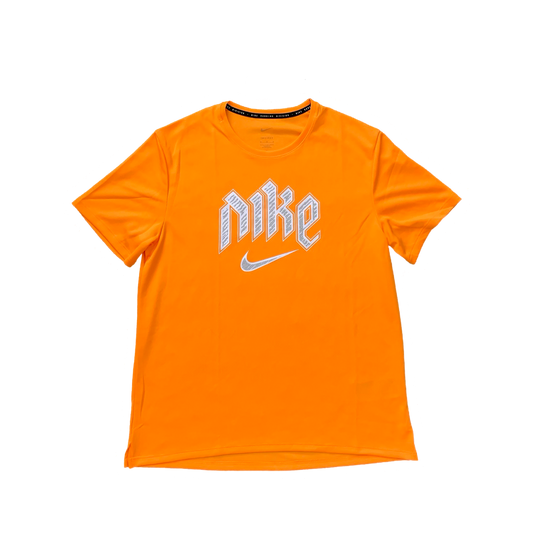 NIKE RUN DIVISION MILER GRAPHIC T-SHIRT - ORANGE